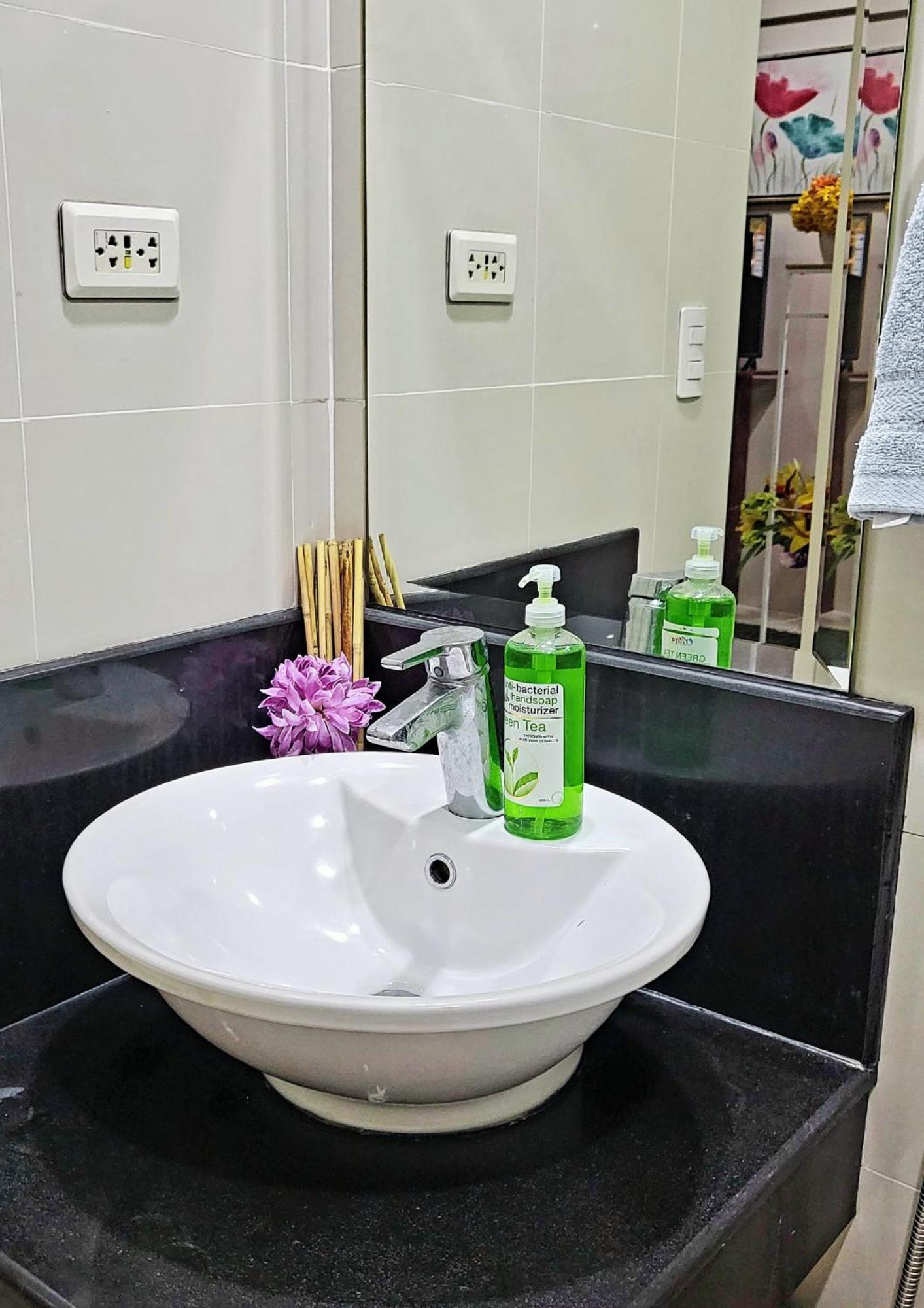 One Palm Tree Villas Condominium - Studio 7Th Fl With Balcony - Across Terminal 3 Airport Pasay Eksteriør bilde